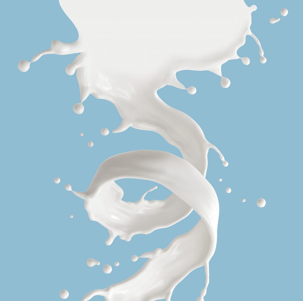 latte su sfondo azzurro