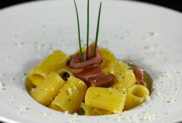 Piatto di carbonara dell'altopiano, con asiago